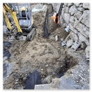 Mini-pelle sur chantier