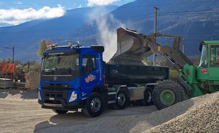 Camion multilift sur chantier prêt pour le transport