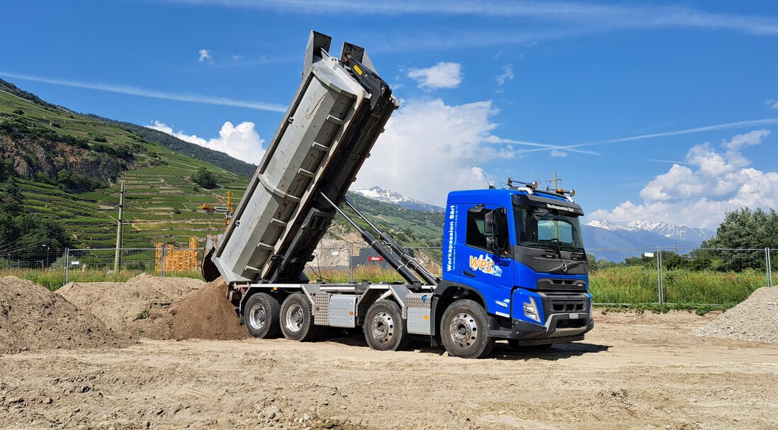 Livraison de terre végétale en benne