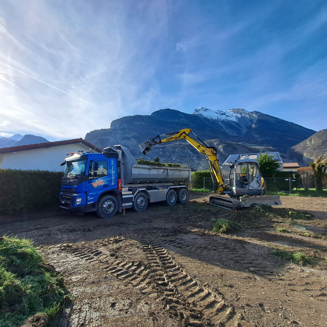 Camion évacuant des déblais de chantier