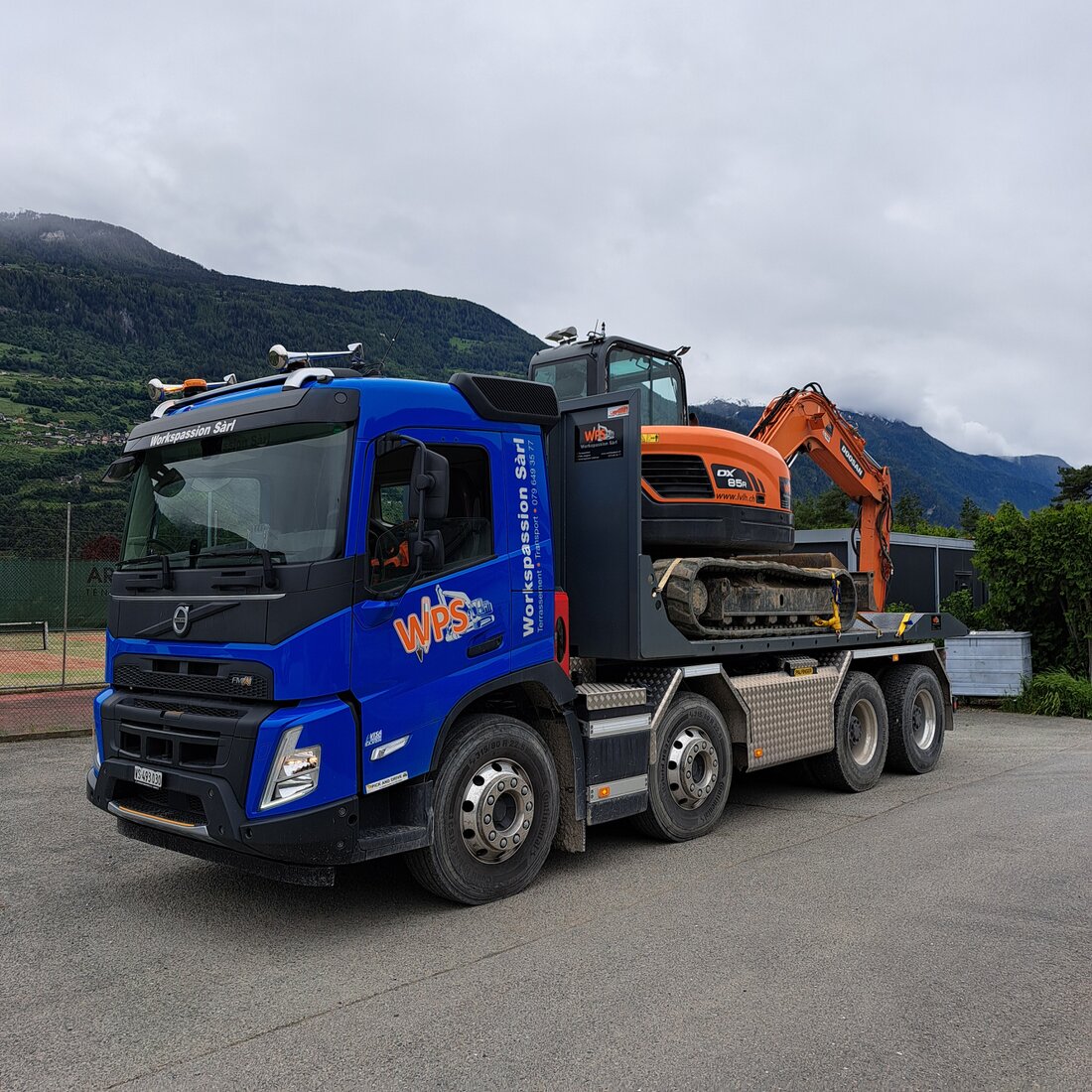 Camion benne Multilift transportant des matériaux