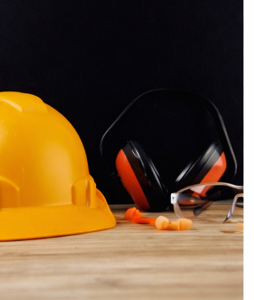 Équipe équipée d’EPI effectuant un contrôle de qualité