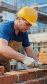 Maçon TP posant des bordures et canalisations