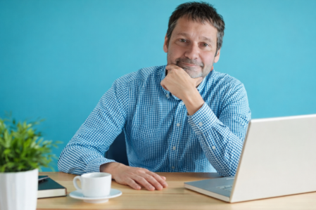 Échantillons de pavés et dalles montrant différentes textures